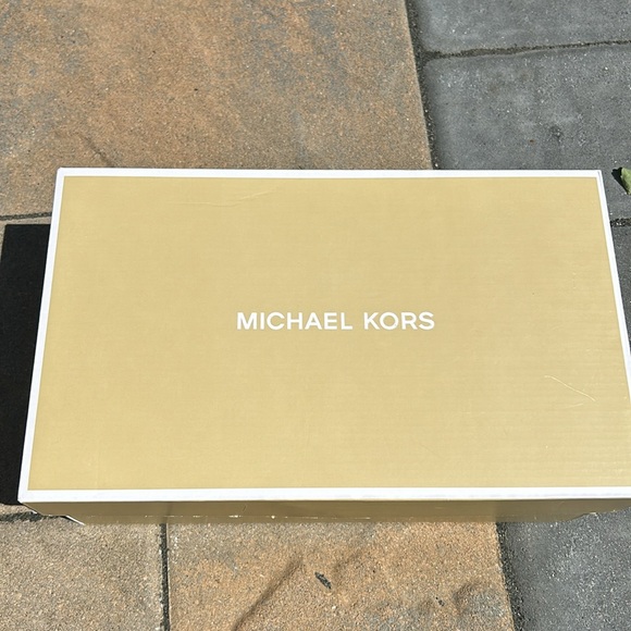 Michael Kors Dorothy Flex Pump - Picture 9 of 10